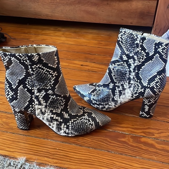 Marc Fisher Snakeskin pattern block heel booties size 8 - Picture 7 of 12